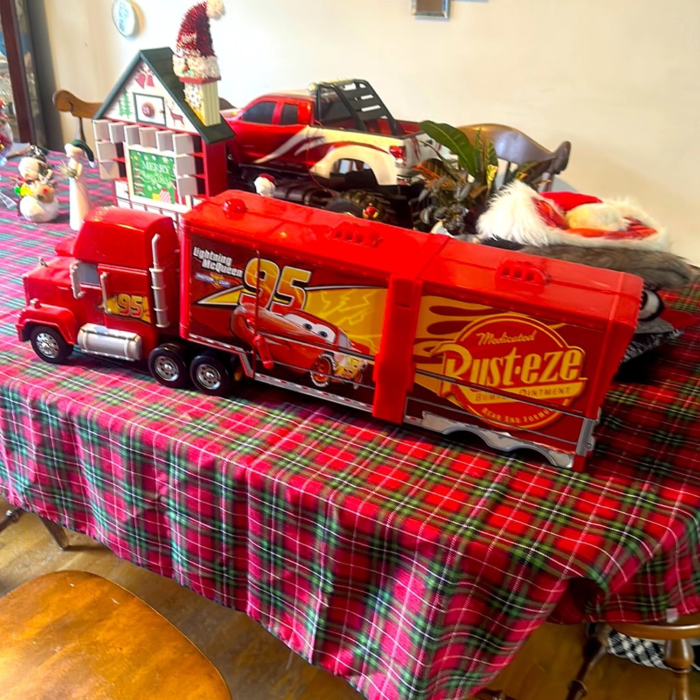 Lightning McQueens Max Piston Cup race track